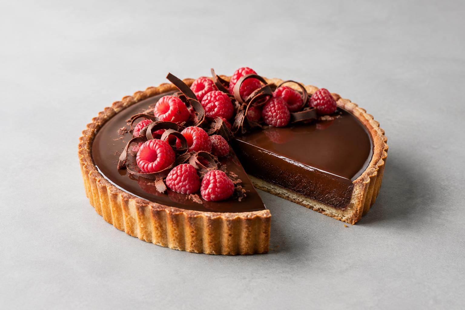 Torta de chocolate com framboesas em fundo neutro