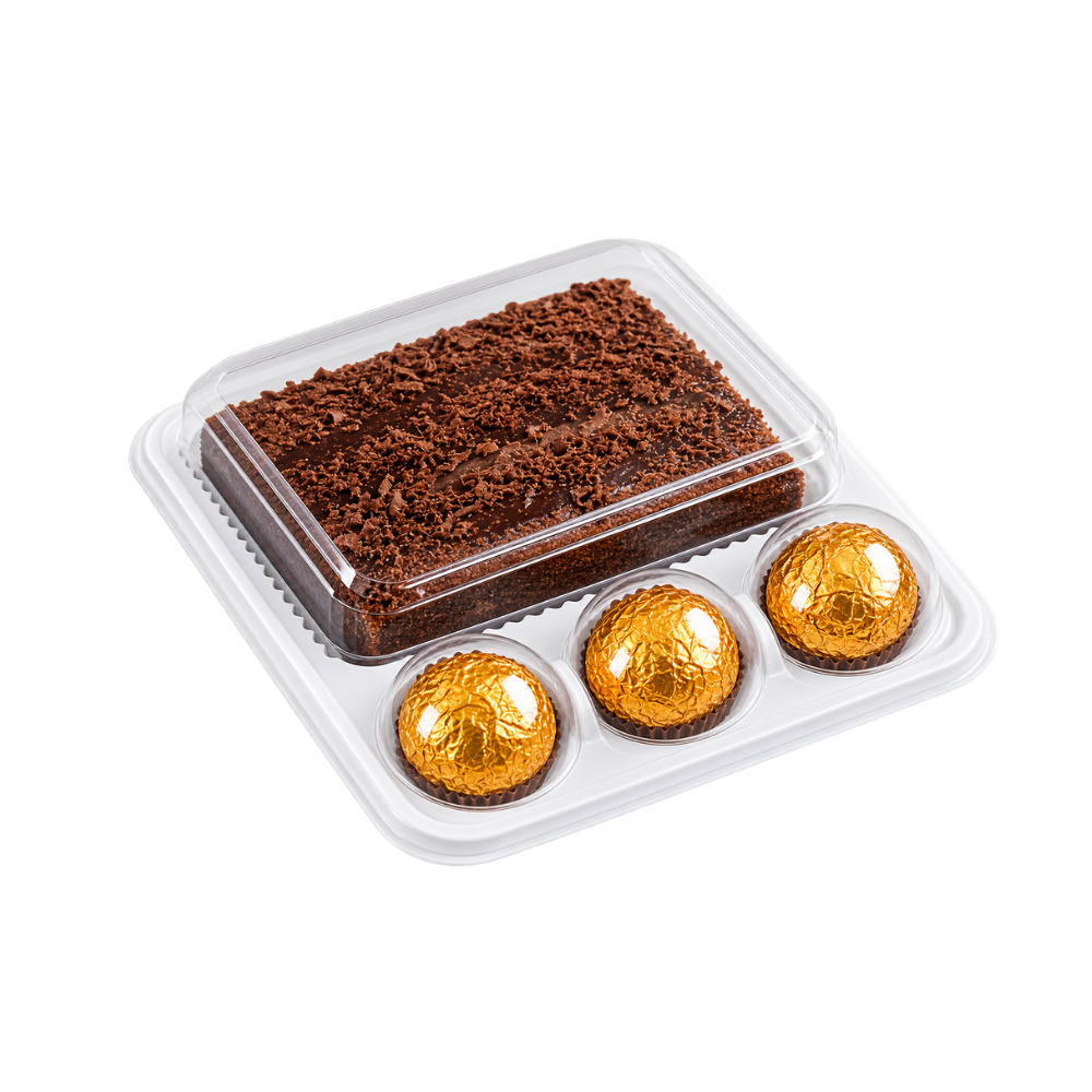 Embalagem branca com bolo de chocolate e bombons